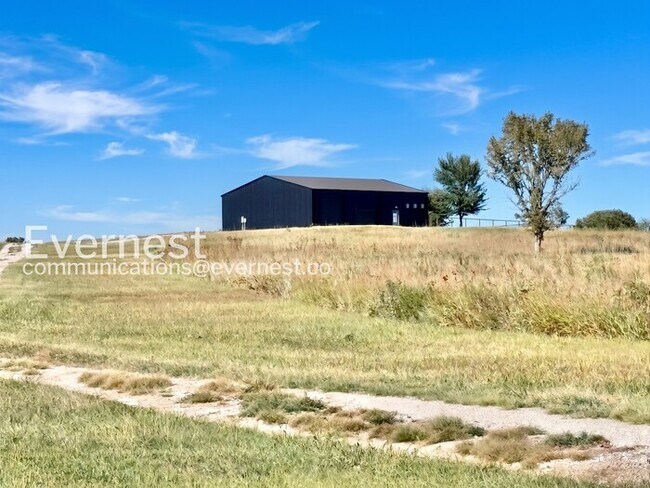 Building Photo - 2 Bed, 2 Bath Home with Garage / Pet-Friendly / Available Now!