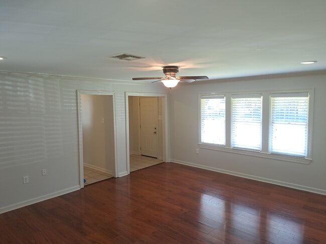 Building Photo - 902 Oaklawn Ave