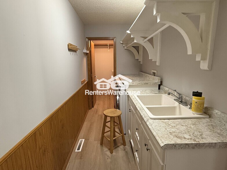 Building Photo - 8451 Rhoy St