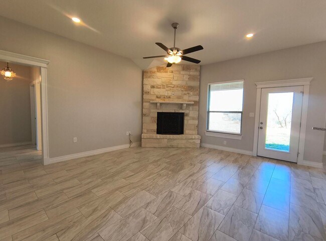 Building Photo - Charming 4 bedroom, 2 bath home AVAILABLE NOW!