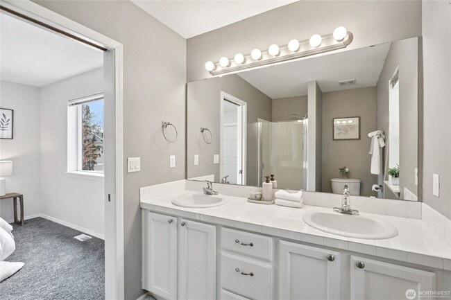 Building Photo - Contemporary Town home in Renton