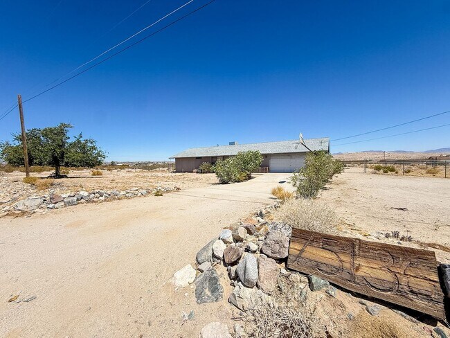 Building Photo - 3 bedroom Home on 2 Acres