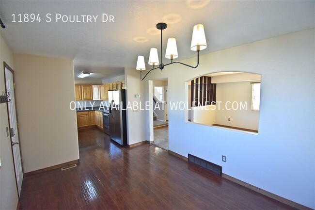 Building Photo - Beautiful 3 Bed Draper Top Floor Unit! No ...