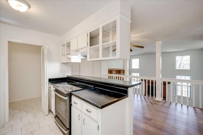 Building Photo - 3128 Vlg W Dr