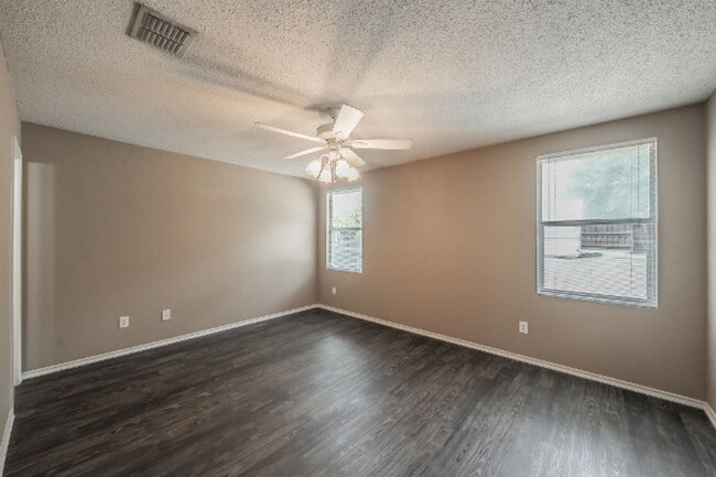 Building Photo - 3327 Clydesdale Dr