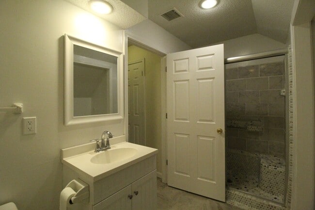 Building Photo - Beautiful 2+ Bedroom 4 Bath Townhome In Ov...