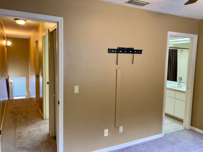 Building Photo - Two story condo with community pool!