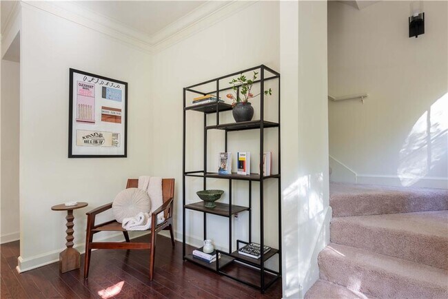 Building Photo - 1402 Markan Dr NE