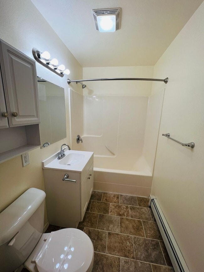 Building Photo - 915 Defoe St