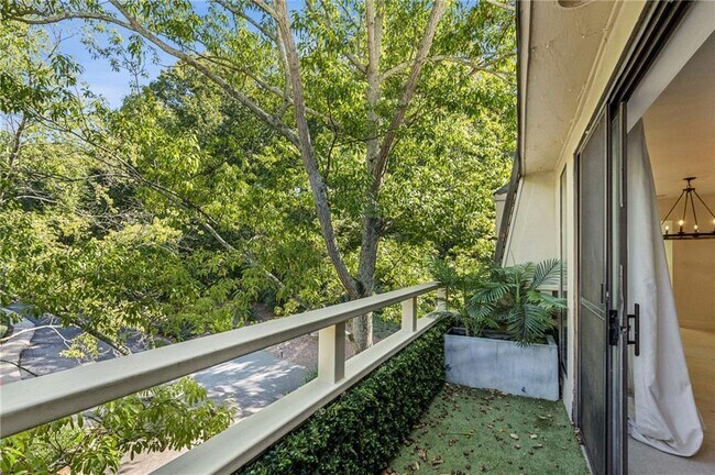 Building Photo - 25316 Plantation Dr NE