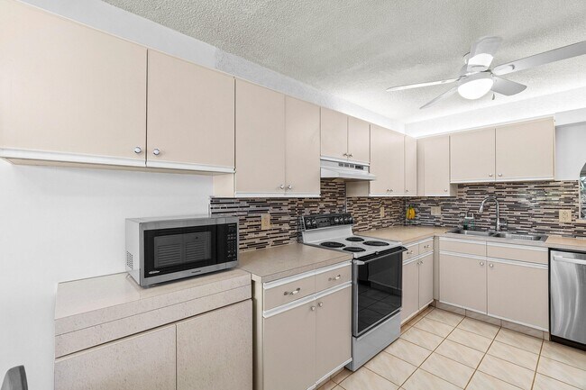 Building Photo - 10110 Cedar Point Blvd