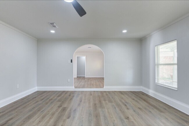 Building Photo - Newly remodeled 3 bad 2 bath near South Lo...