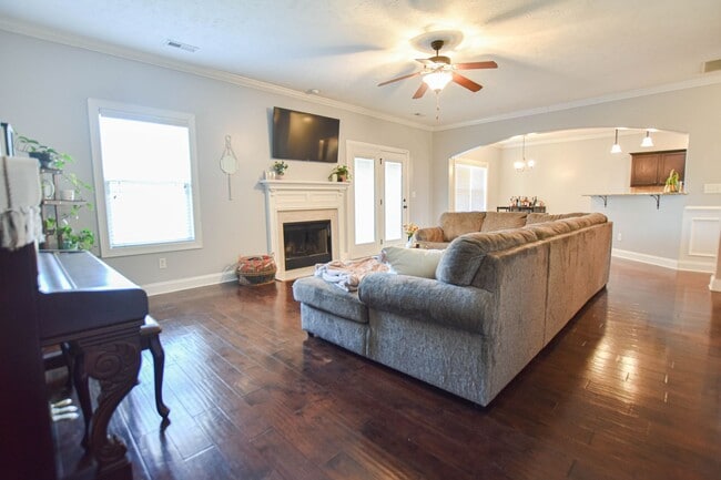 Building Photo - Pet Friendly Four Bedroom with Bonus!