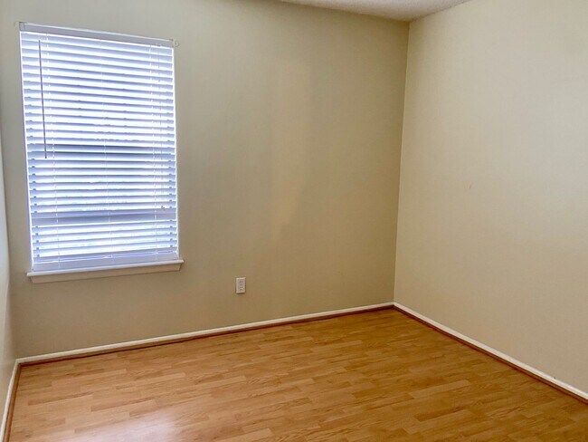 Building Photo - 2BD/1BA Condo in the Heart of Virginia Beach! Water Included!