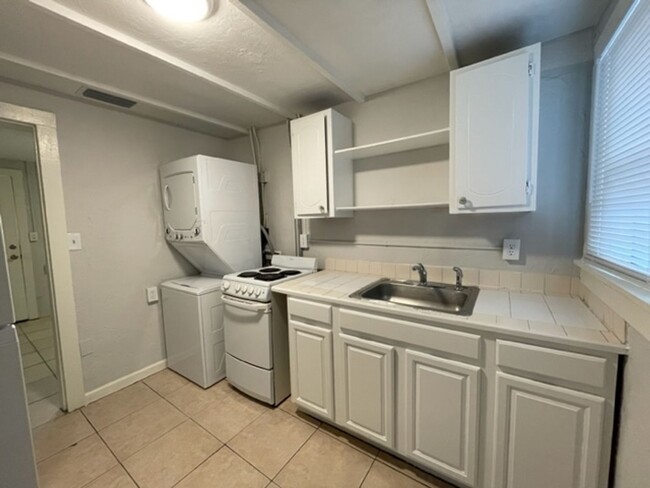 Building Photo - Beautiful 2 Bed 1 Bath House In Fifth Ave ...