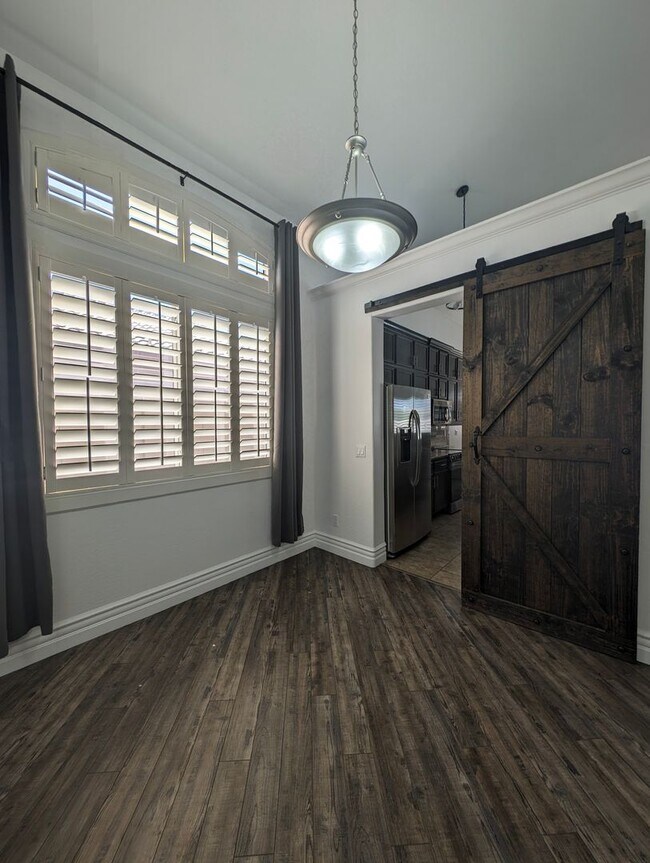 Building Photo - BEAUTIFUL EXECUTIVE STYLE home w/ entertai...