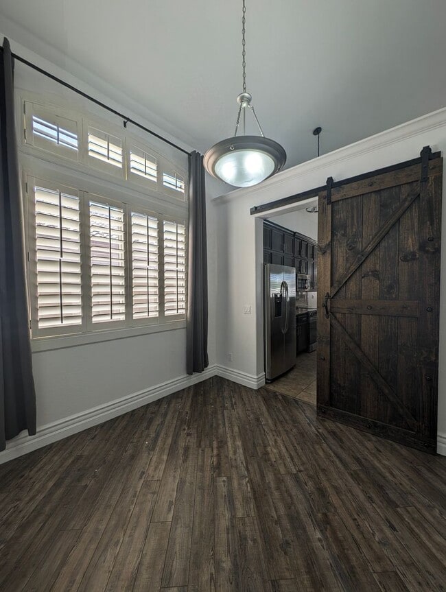 Building Photo - BEAUTIFUL executive style home w/ entertainer's dream backyard!
