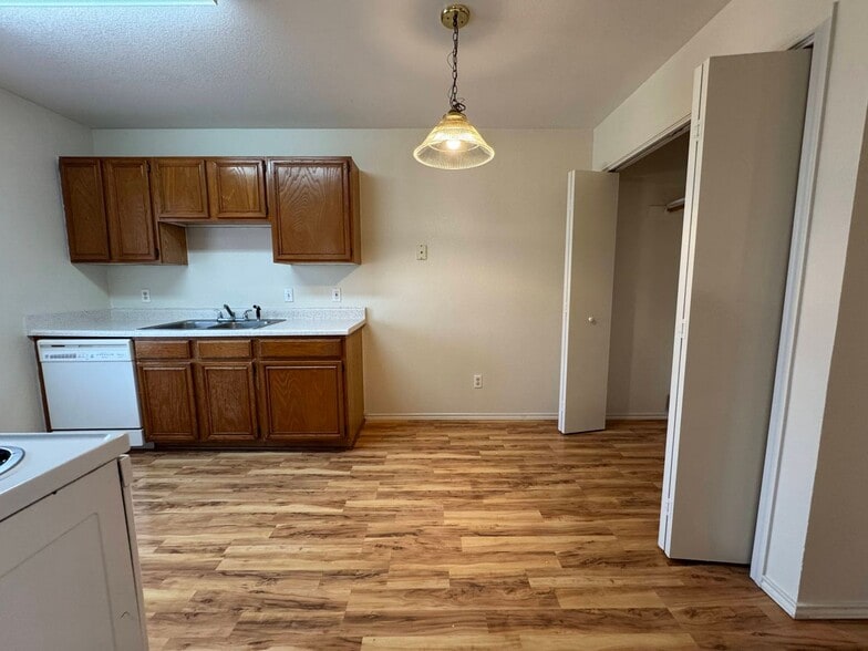 Building Photo - 1701 Benttree Dr
