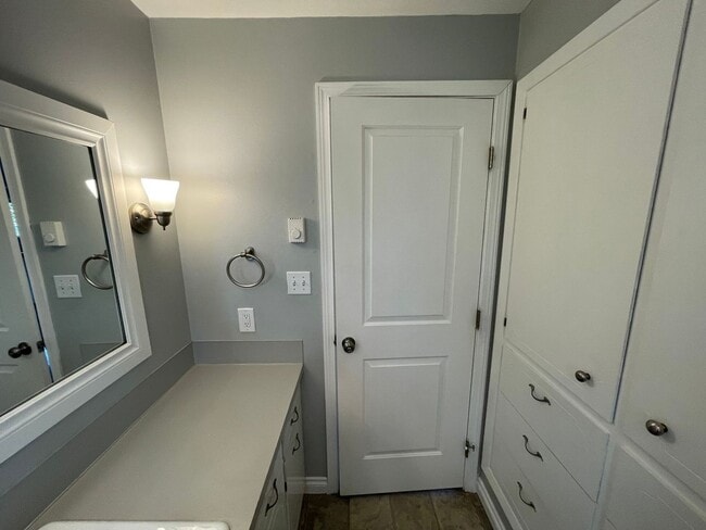 Building Photo - 2 Bedroom 1.5 Bath Washer Dryer Included i...