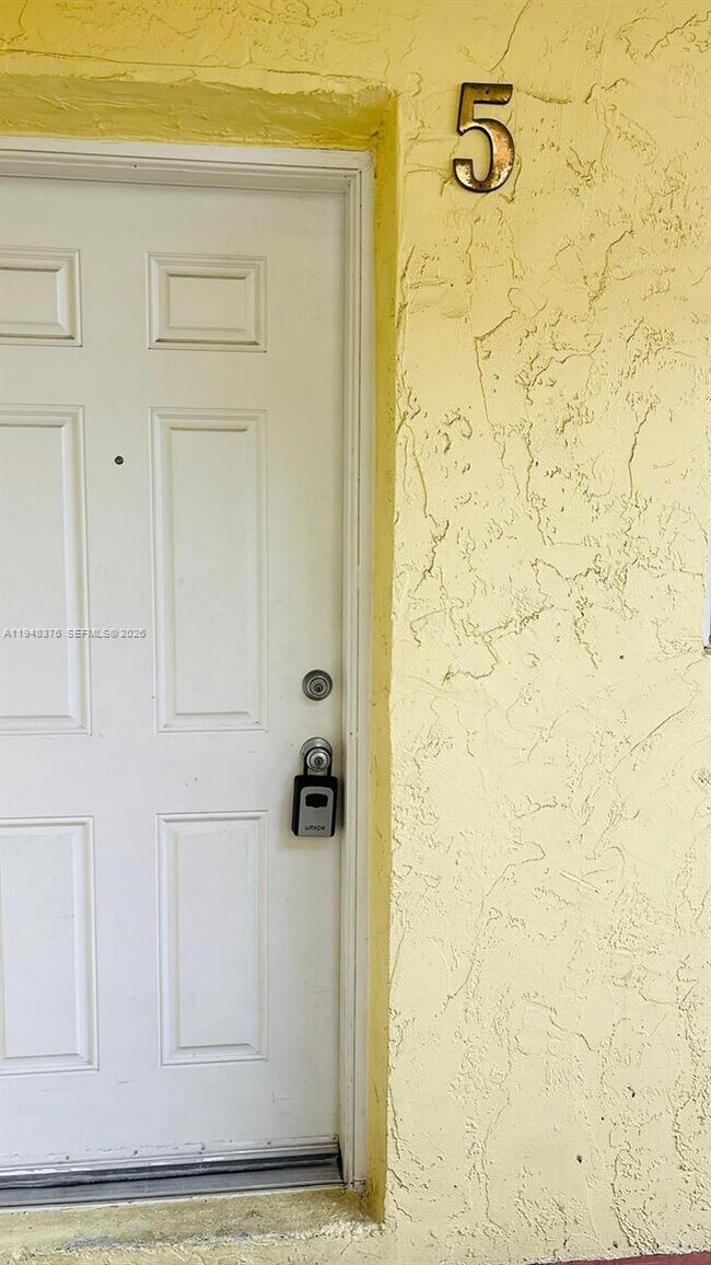 Building Photo - 724 NE 4th St