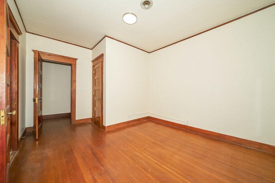 Building Photo - Huge One Bedroom on Near North Side