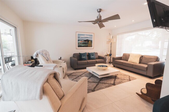 Building Photo - 220 Buttonwood Dr