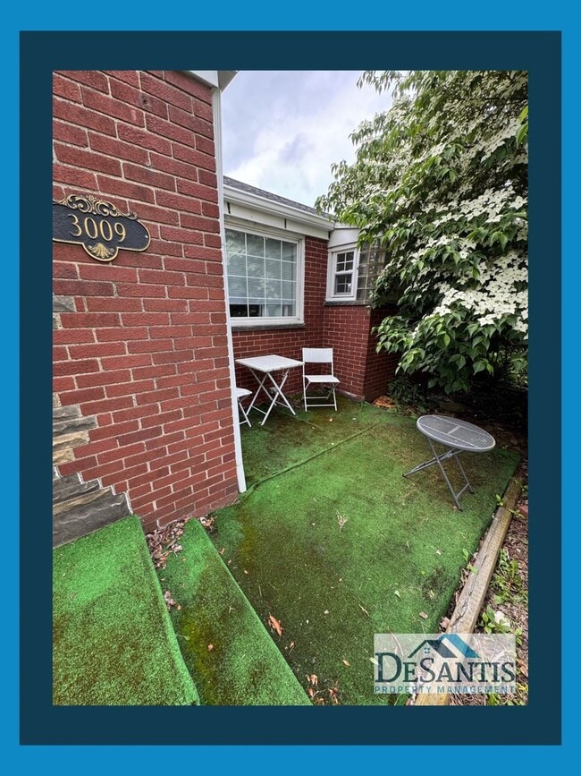 Building Photo - Charming 2-Bedroom Home with Private Backy...