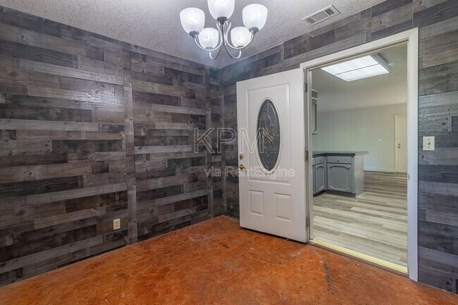 Building Photo - 2828 Smoke Tree Cir