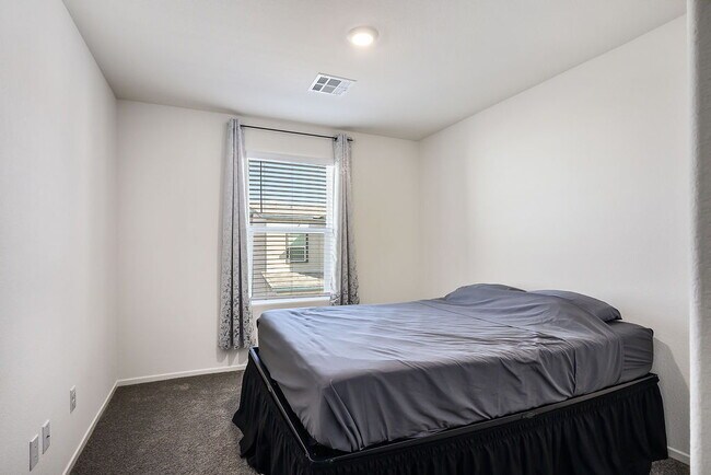 Building Photo - "Charming 3-Bedroom Townhouse with 2.5 Baths in Scenic Las Vegas Locale!"