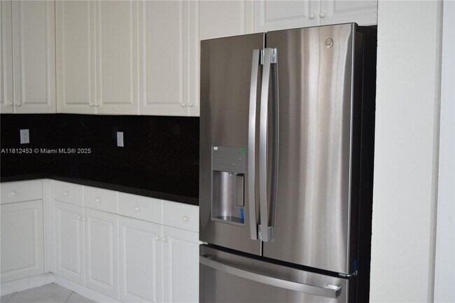 Building Photo - 991 Crestview Cir