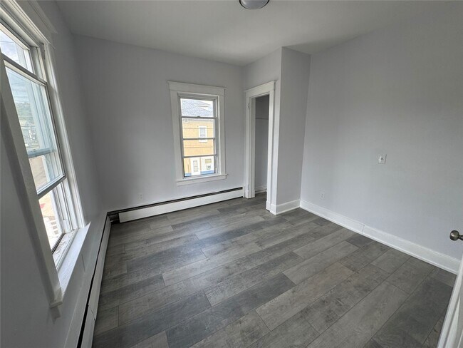 Building Photo - 28 Emma St