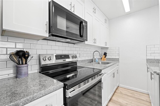 Building Photo - 6872 Gulf Winds Dr