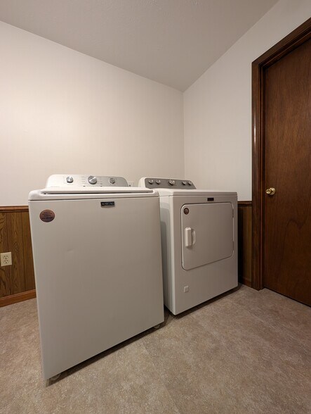 Building Photo - 591 N Lincoln Ave