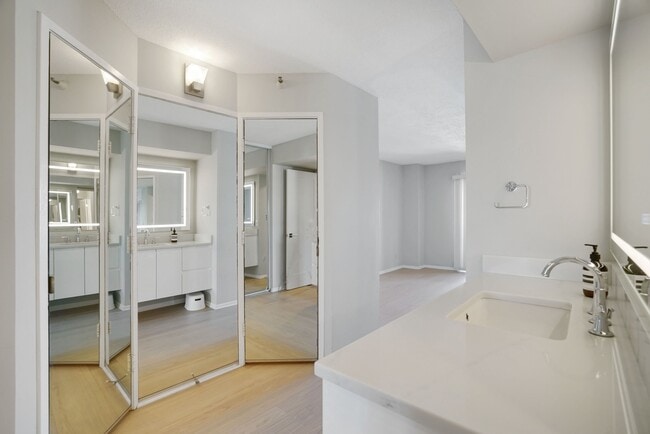 Building Photo - 1600 N Oak St