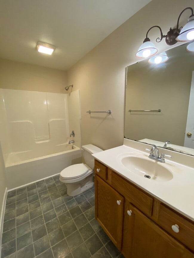 Building Photo - North AVL - Spacious 2/2 Apartment