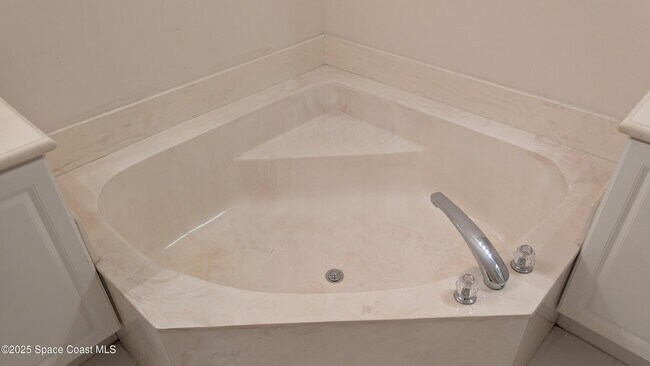 Building Photo - 826 Middleton Dr SW