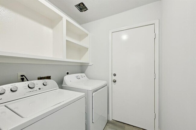 Building Photo - 2707 Shawna Lyn Dr