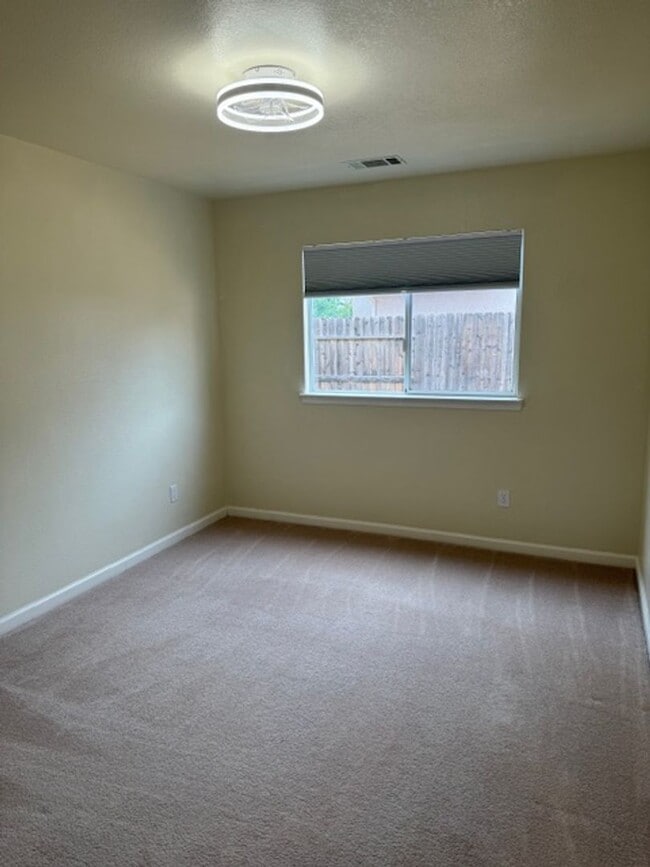 Building Photo - Home in Country Heights Subdivision Area w...