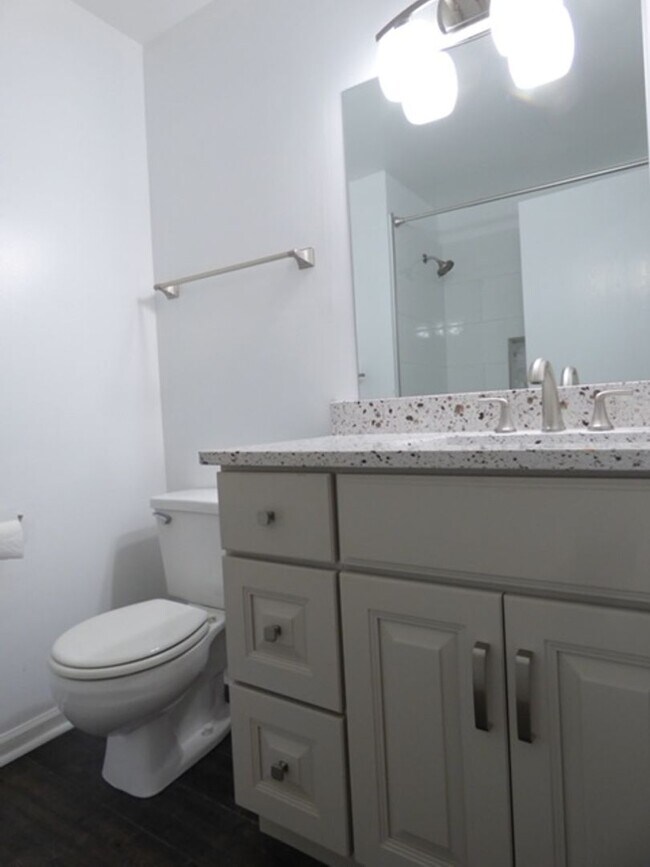 Building Photo - Beautiful 2 bd 1 1/2 ba as soon as July 1 move-in. Great Vernon Hills location!