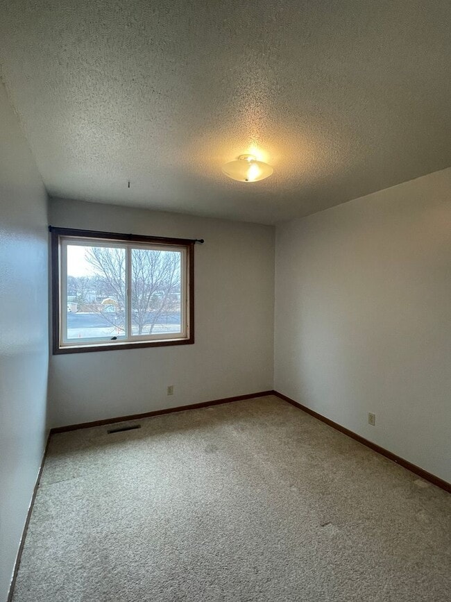 Building Photo - 4 Bedroom, 2 Bath Home for Rent