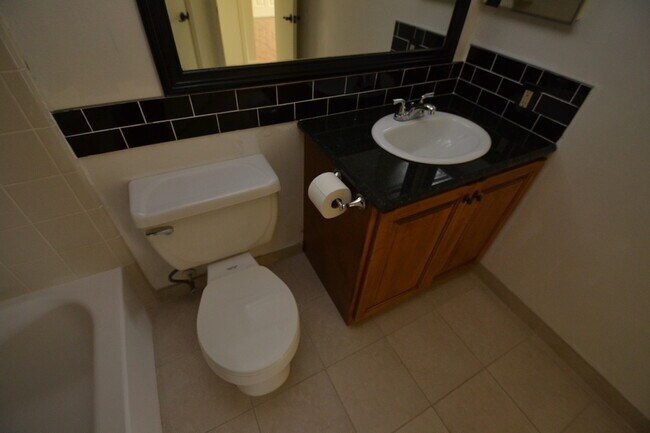 Building Photo - Lovely 1/1 Corner Unit in GATED ~ LAKEFRONT community in Altamonte Springs!