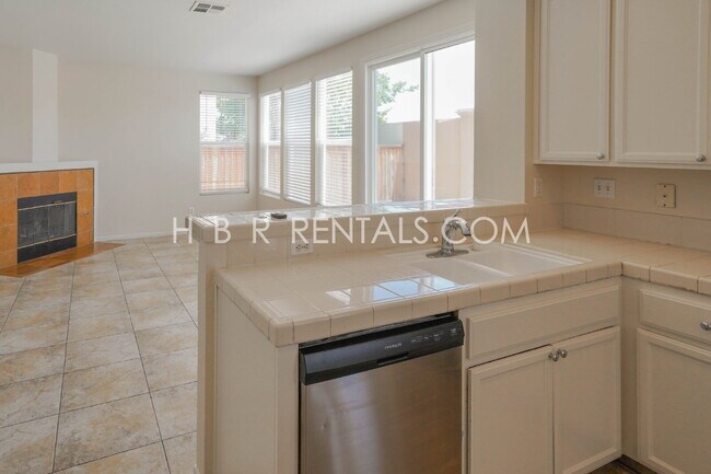 Building Photo - Charming 4-Bed, 2.5-Bath Home in Tracy’s E...