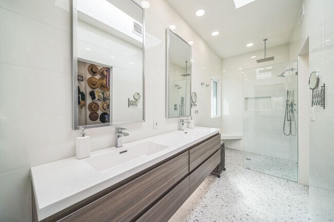 Building Photo - Beautifully renovated end-unit townhome