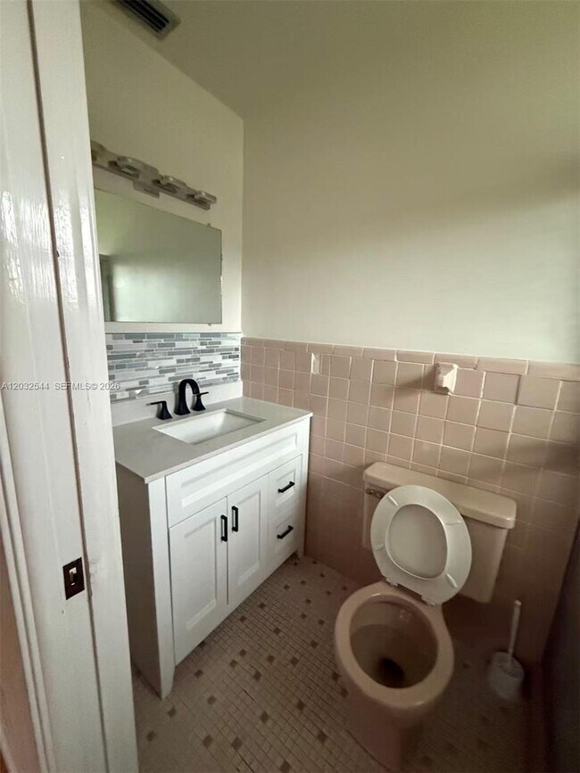 Building Photo - 7813 NW 70th Ct