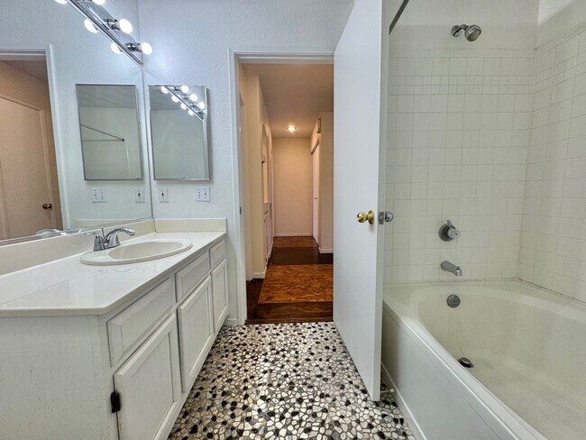 Building Photo - SPACIOUS 2 BEDROOM TOP FLOOR CONDO