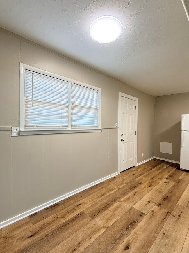 Building Photo - 1 Bedroom 1 Bath - Updated