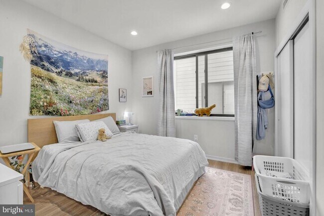 Building Photo - 381 Martin St