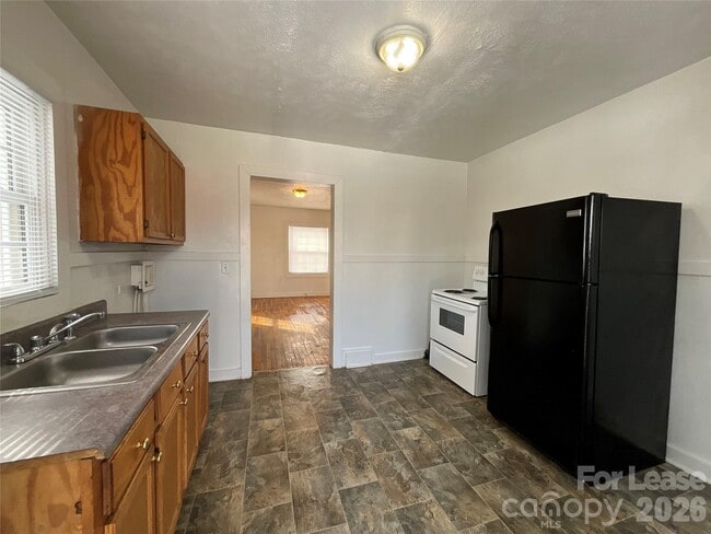 Building Photo - 203 Circle Dr