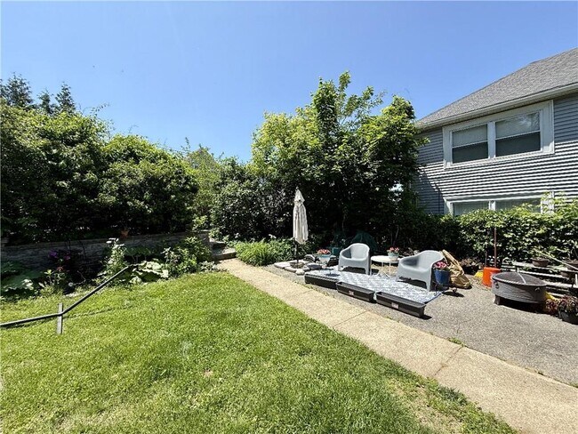 Building Photo - 45 Rochambeau Ave