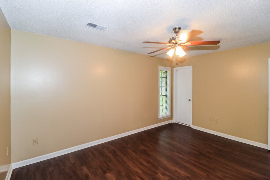 Building Photo - 5672 Remsen Ave